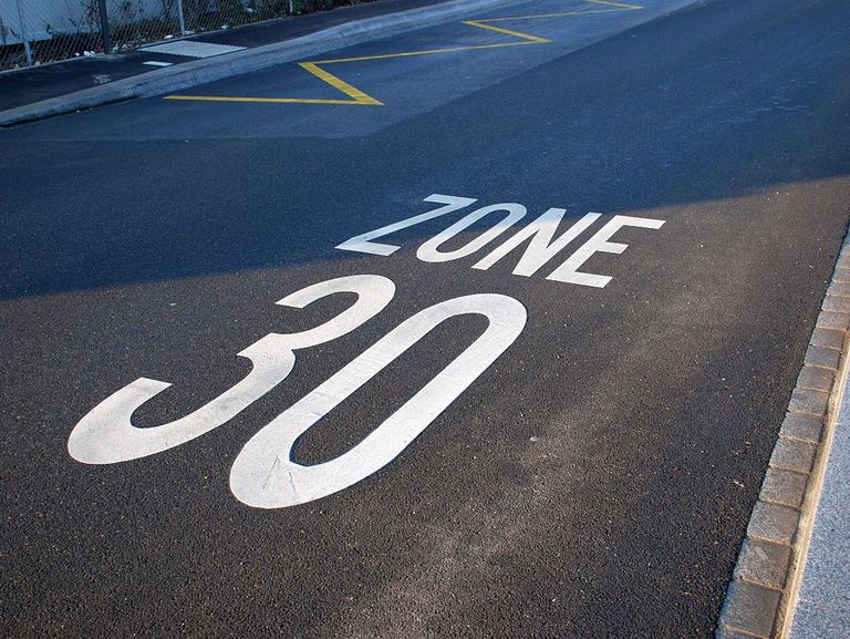 Markierung "Zone 30" auf Asphalt
