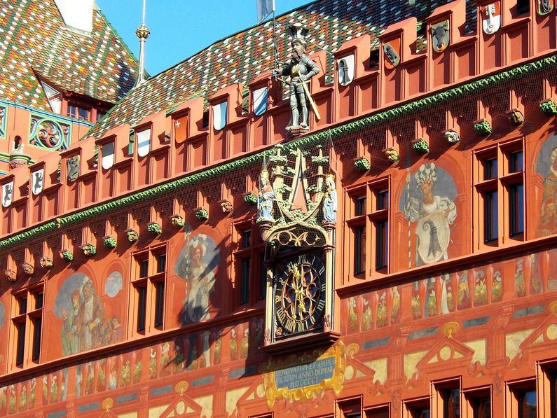 rote Fassace des Basler Rathauses