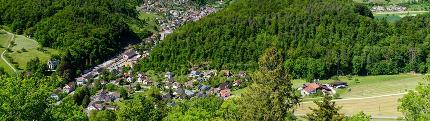 Dörfer Waldenburg und Oberdorf im engen Waldenburgertal, umgeben von grünem Wald