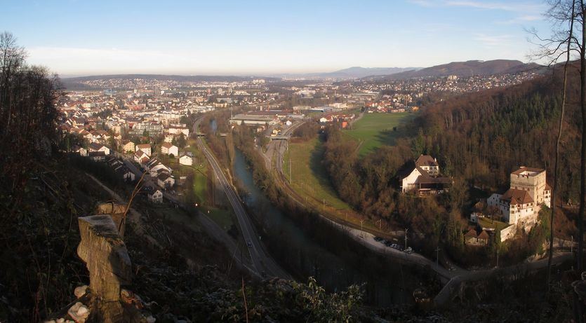 Blick auf Birs, Schloss Angenstein und Aesch