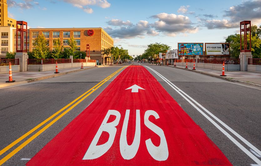 Rote Busspur in Minneapolis