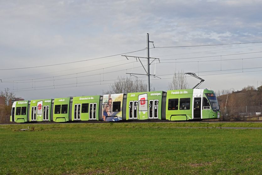 Tram mit U-Abo-Werbung in der Lachmatt