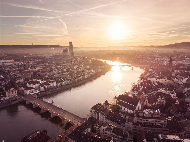 Blick aus Vogelperspektive auf Basel in Richtung Osten beim Sonnenaufgang