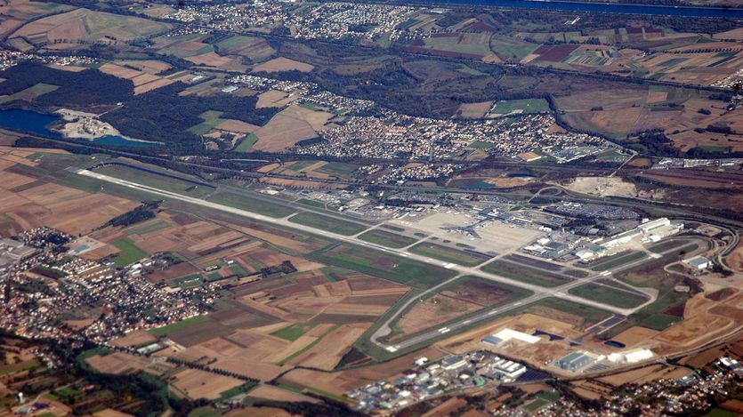 Blick aus der Vogelperspektive auf den die Pisten des Flughafen Basel-Mulhouse