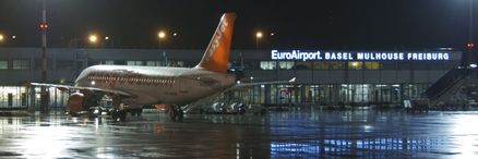 Airbus von EasyJet vor dem Gebäude des EuroAirport Basel-Mulhouse-Freiburg