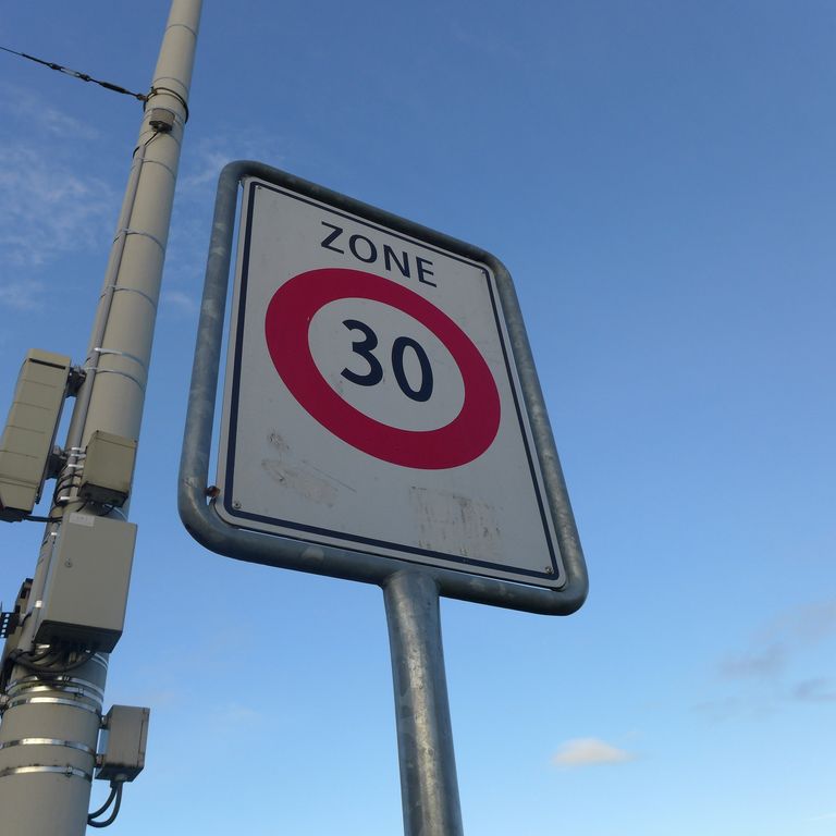 Schild mit Aufschrift "Zone 30"