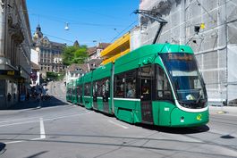 grünes BVB-Tram am Steinenberg