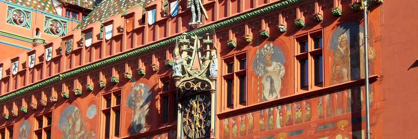rote Fassace des Basler Rathauses