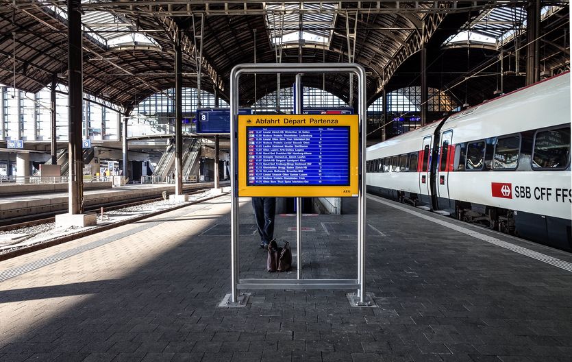Bildschirm mit Abfahrtszeiten in Basel SBB