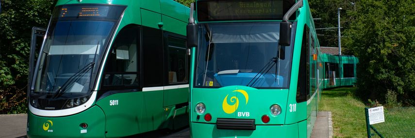 zwei grüne BVB-Trams