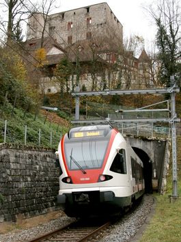 S-Bahn-Zug verschwindet im Tunnel unter Schloss Angenstein