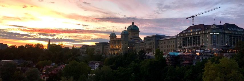 Sonnenuntergang hinter dem Bundeshaus in Bern